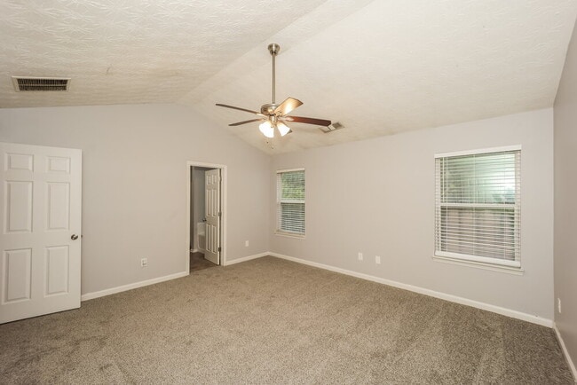 Building Photo - 9497 Lakeview Rd