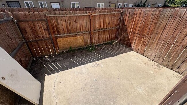 Building Photo - 2 bedroom 1.5 bathroom townhouse located in East Bakersfield Move In Special on Approved Credit
