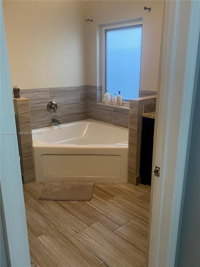 Building Photo - 14046 S Cypress Cove Cir