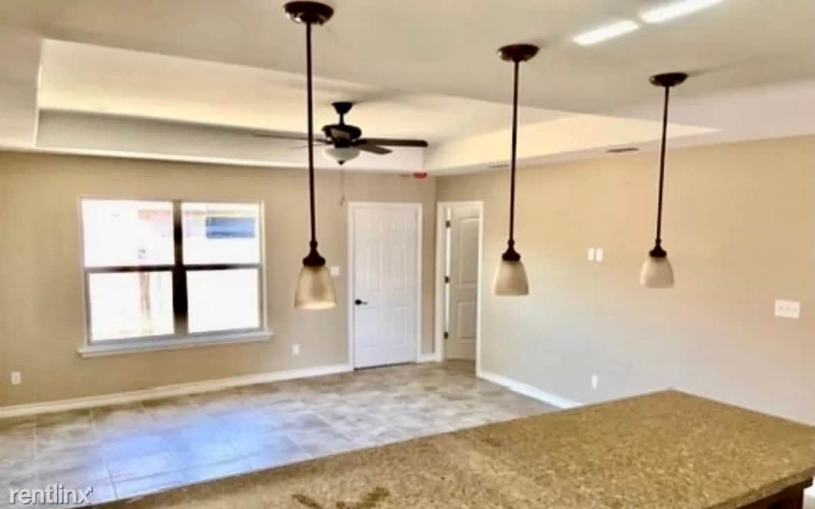 Building Photo - 2021 Treasure Oaks Dr