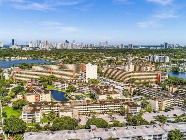 Building Photo - 1770 NE 191st St