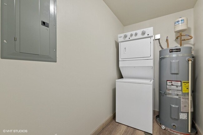 Building Photo - 718 Edgewood Pl