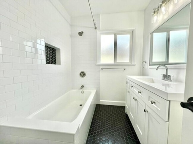 Building Photo - 3 bedroom  2 bathroom
