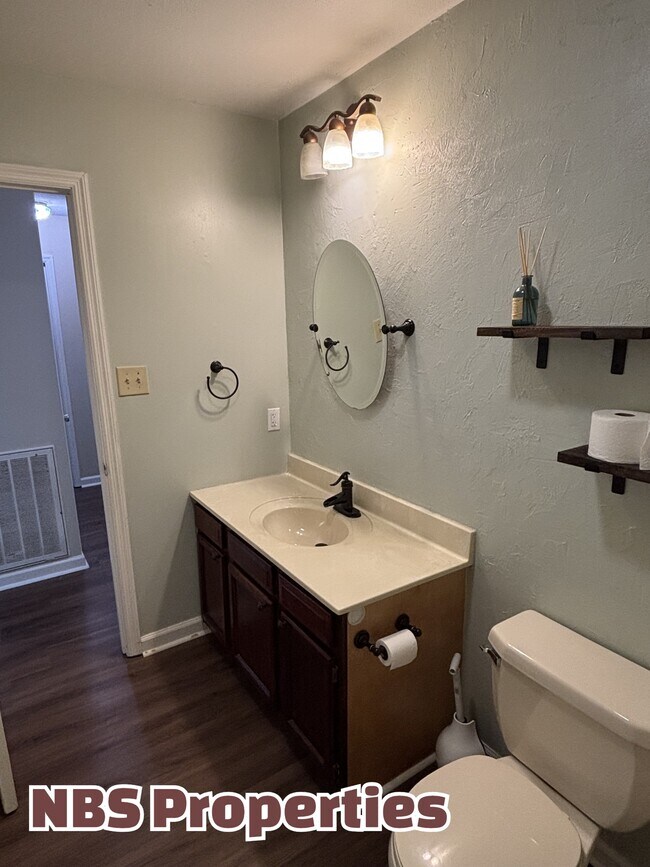 Building Photo - 7404 Foxglove Ln