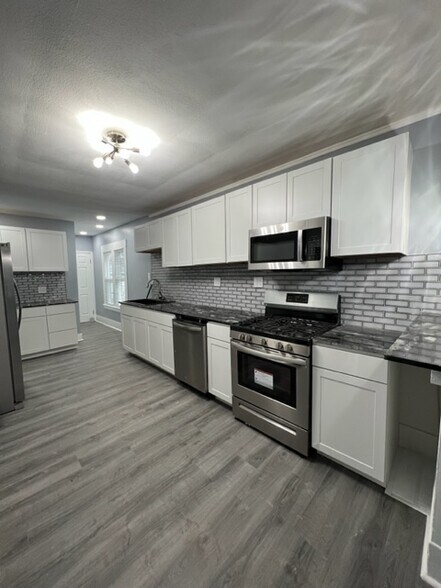 Building Photo - 216 Bassett St
