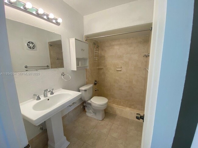 Building Photo - 2185 NE 123rd St