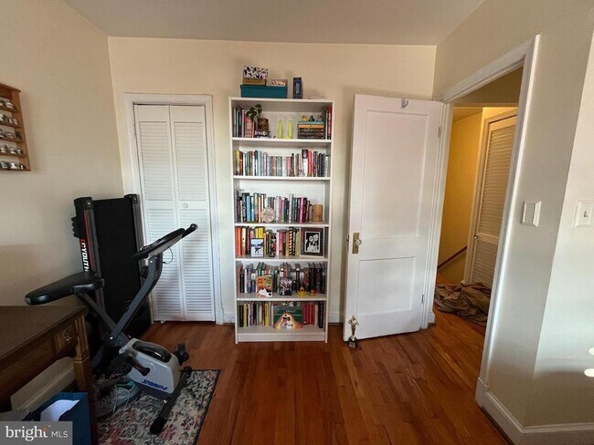 Building Photo - 717 Kearny St NE