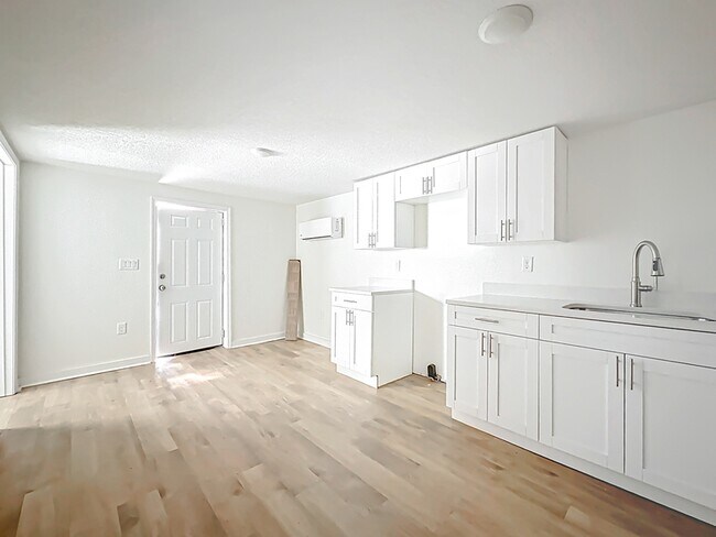 Building Photo - 844 Tyler St