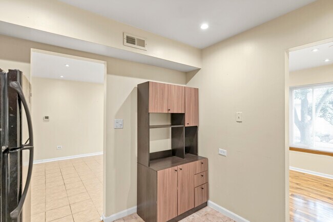 Building Photo - 1705 Robin Cir