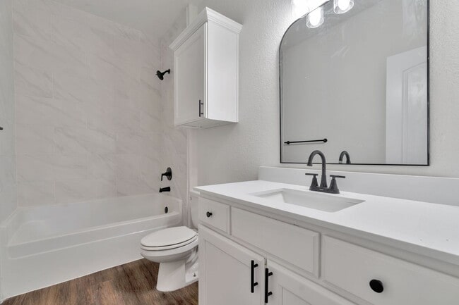 Building Photo - 4 Bed 3 Bath Townhome located close to University!