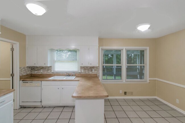Building Photo - Beautiful 3 Bed 2 Bath Ranch home with a H...