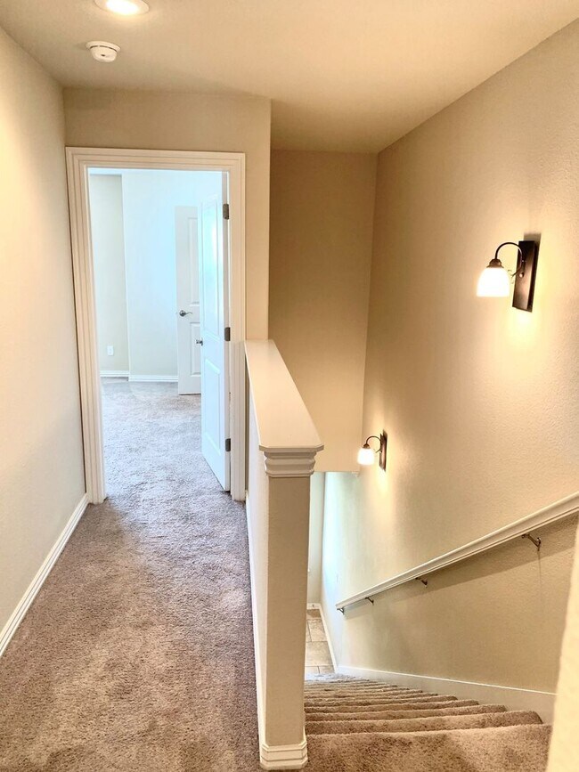 Building Photo - Beautiful Townhome Close to The Pinnacle!