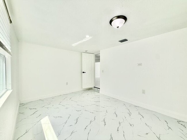 Building Photo - 2712 60th Ave N