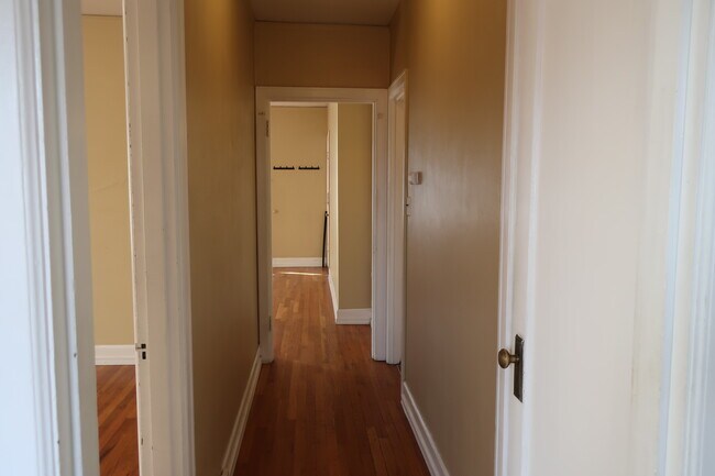 Building Photo - 527 Yakima St