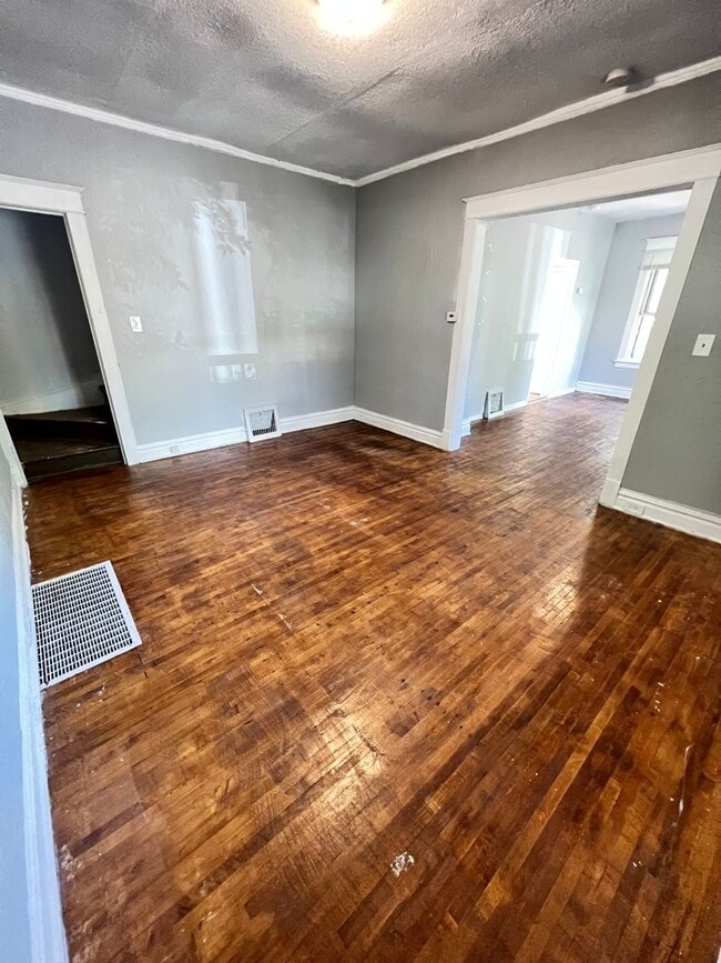 Building Photo - 708 E 6th St