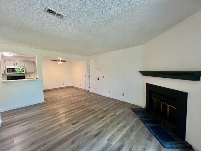 Building Photo - 1 bed 1 bath condo w/ in unit laundry