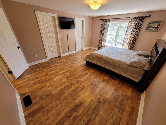 Building Photo - $4200 - 4 Bed / 2.5 Bath Single Family Home in Merrimack on a Cul-de-sac!