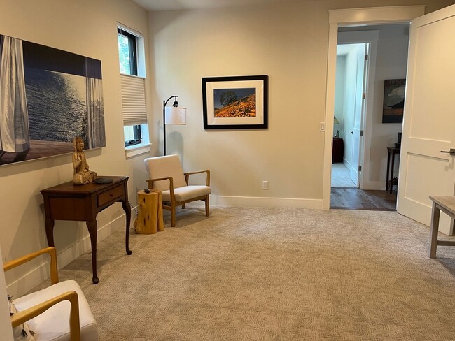 Building Photo - Charming Modern Home in the Heart of Bend