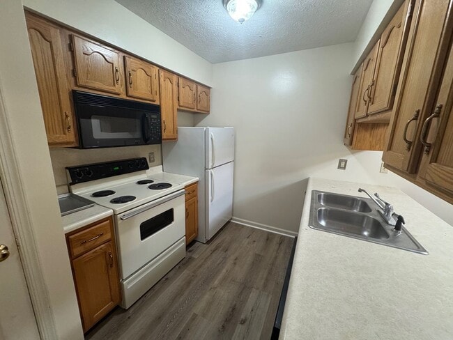 Building Photo - One level 2 Bedroom Apartment