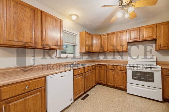 Building Photo - 703 S Grove Dr