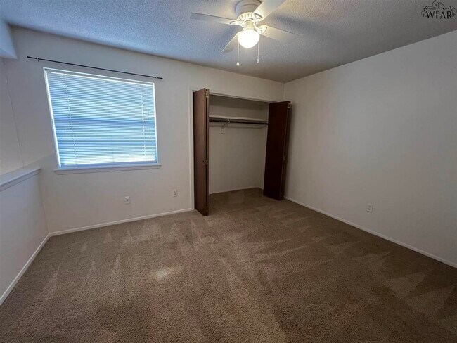 Building Photo - 4501 Mistletoe Dr