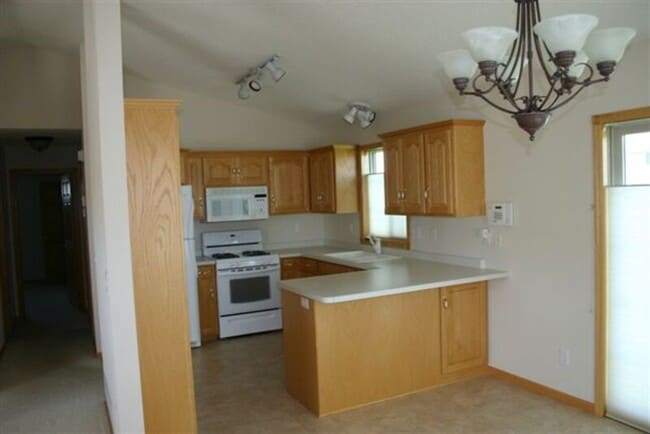 Building Photo - 9130 Oak Ridge Dr