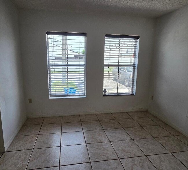 Building Photo - 9187 Fontainebleau Blvd