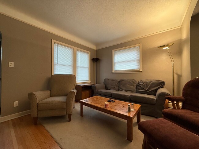Building Photo - Stunning 5 Bed 2 Bath House Located in the...