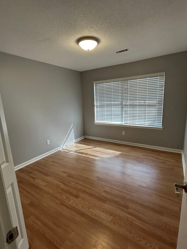 Building Photo - 4 bedroom duplex-East Ridge