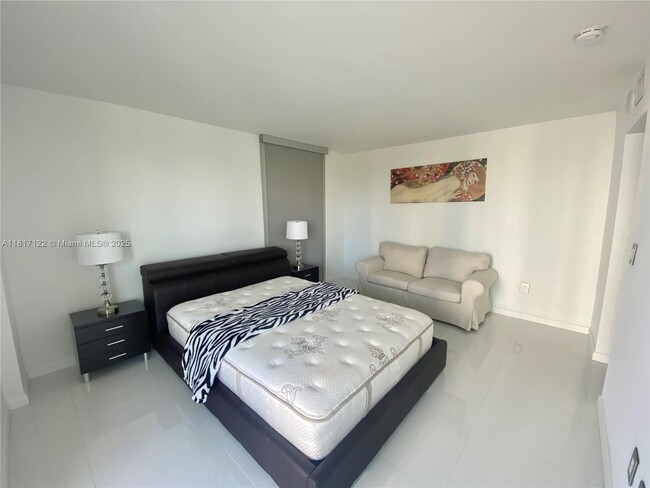 Building Photo - 3731 N Country Club Dr
