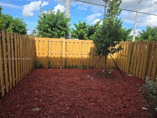 Building Photo - 261 NE 16th St