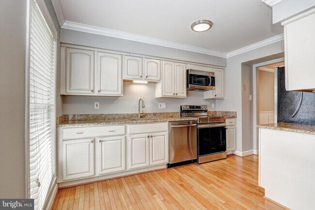 Building Photo - 41 Battersea Bridge Ct