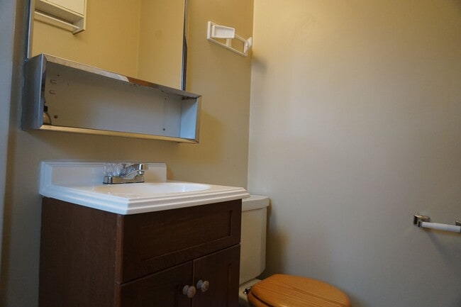 Building Photo - Bungalow/Office 2 Bedroom 2 Bath