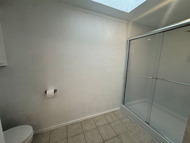 Building Photo - 3 bedroom, 2 bath 2 car garage home for re...