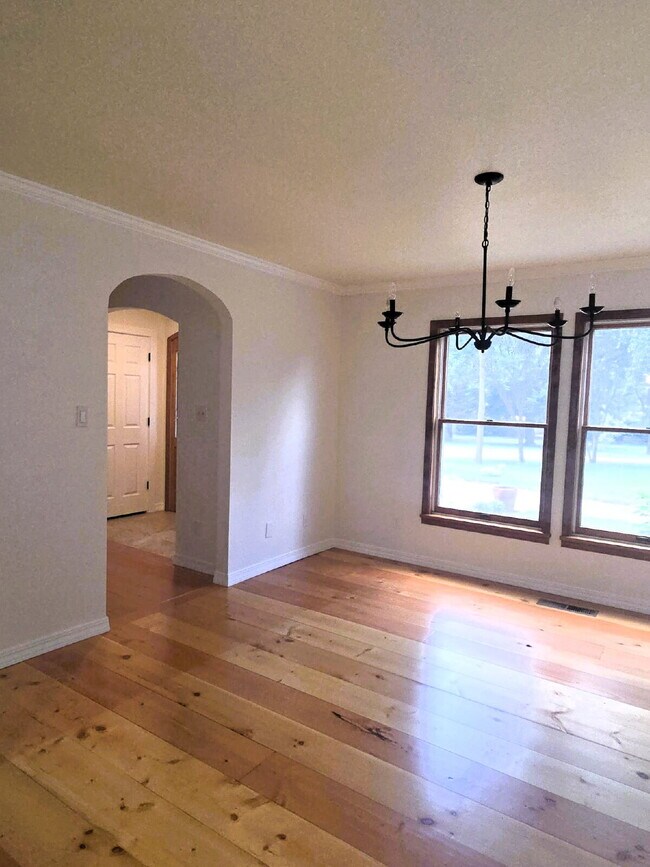 Building Photo - Spacious home in country setting, yet close to amenities