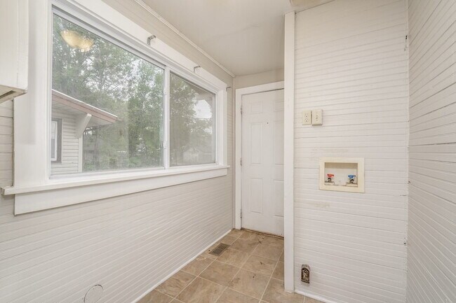 Building Photo - "Charming 2-Bed Haven in Riverside – Your Wichita Retreat Awaits!"