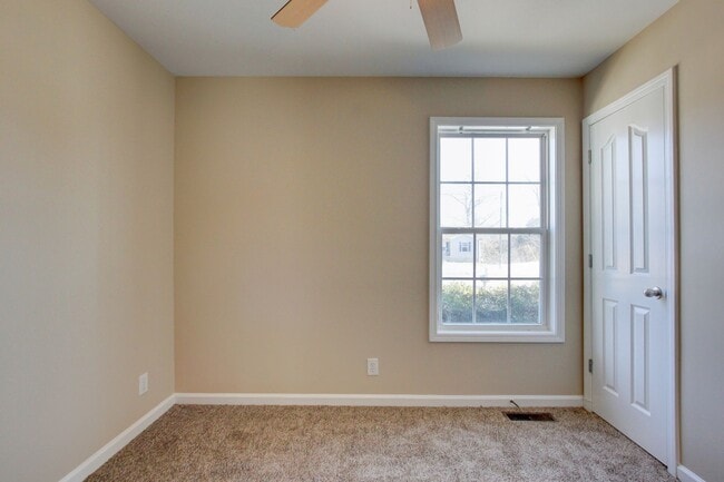 Building Photo - Cozy 3 bd 2 bath in the heart of Clarksville.  Fresh paint and Flooring!
