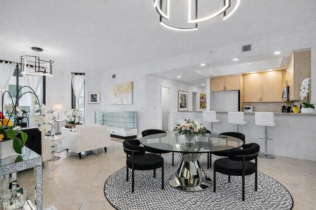 Building Photo - 701 S Olive Ave