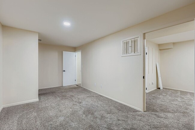 Building Photo - Fantastic Location Near Kendrick Lake Park!