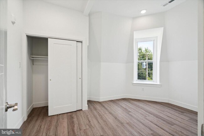 Building Photo - 5164 Ridge Ave