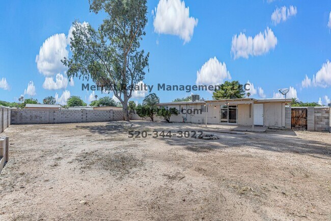 Building Photo - 8518 E Fond Du Lac Dr