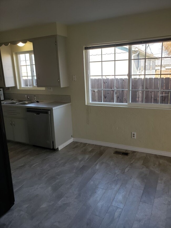 Building Photo - 3 bedroom 1 bath *****Great location!