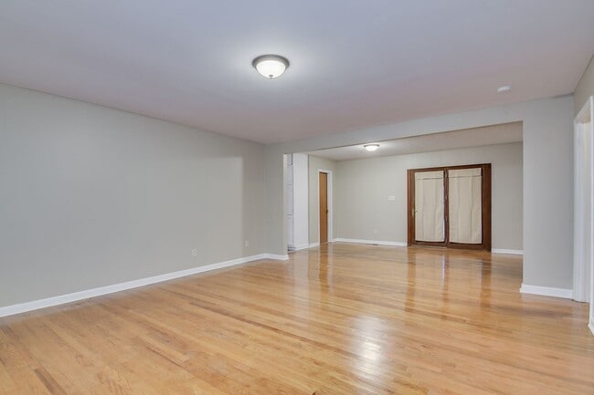 Building Photo - Updated 3 Bed 2 Bath off Columbia Rd