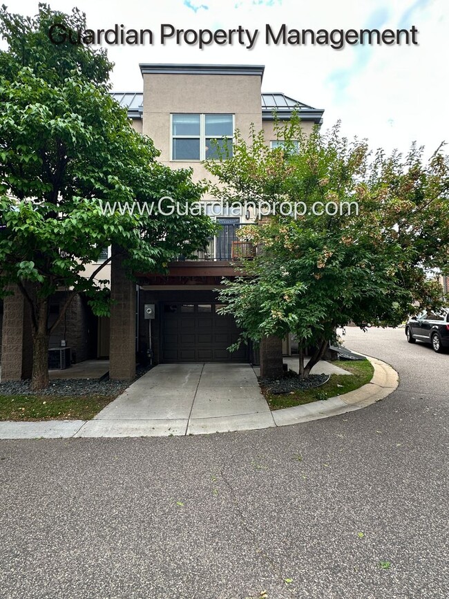 Building Photo - Northeast Minneapolis Town Home, Patio/Dec...