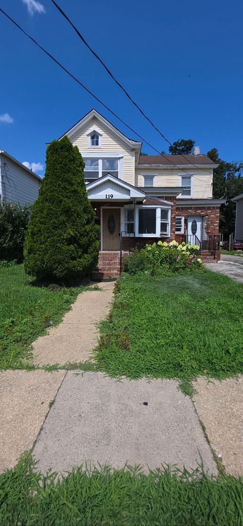 Primary Photo - Large 5 Bedroom 2 Bathroom Single Family H...
