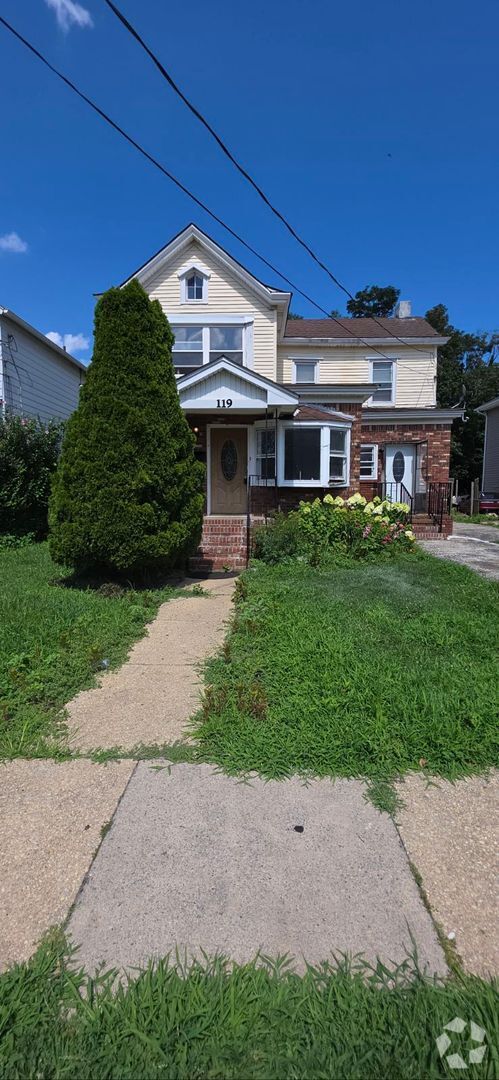 Building Photo - Large 5 Bedroom 2 Bathroom Single Family H...