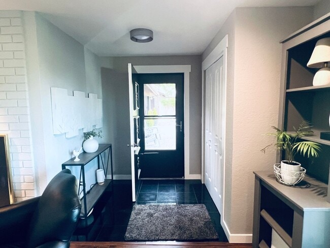 Building Photo - 2 bedroom, 2 bath short term 3-6 month ren...