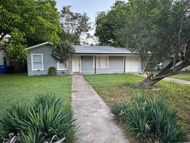 Building Photo - Central Waco Home