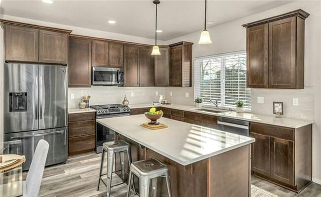 Building Photo - Beautiful Almost new 3 bed +den home in Ly...