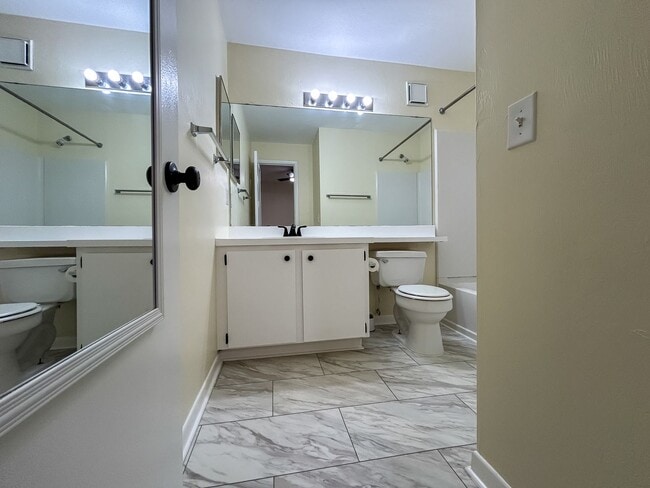 Building Photo - Beautiful Room for Rent in a 4/4 Unit - University Terrace West 511-A